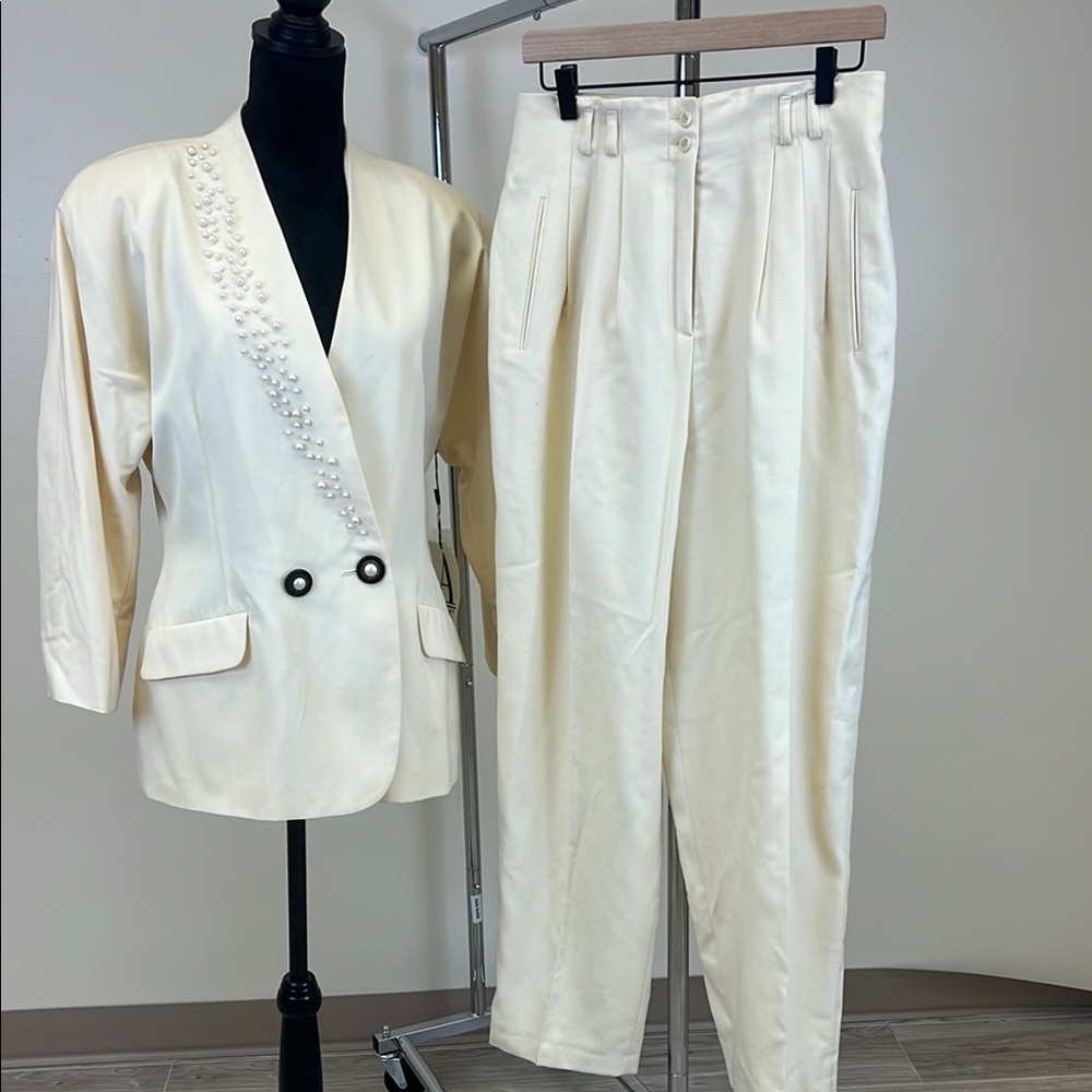 Anne Klein Vintage*** Cream Blazer with Notched Lapels and Structured Shoulders